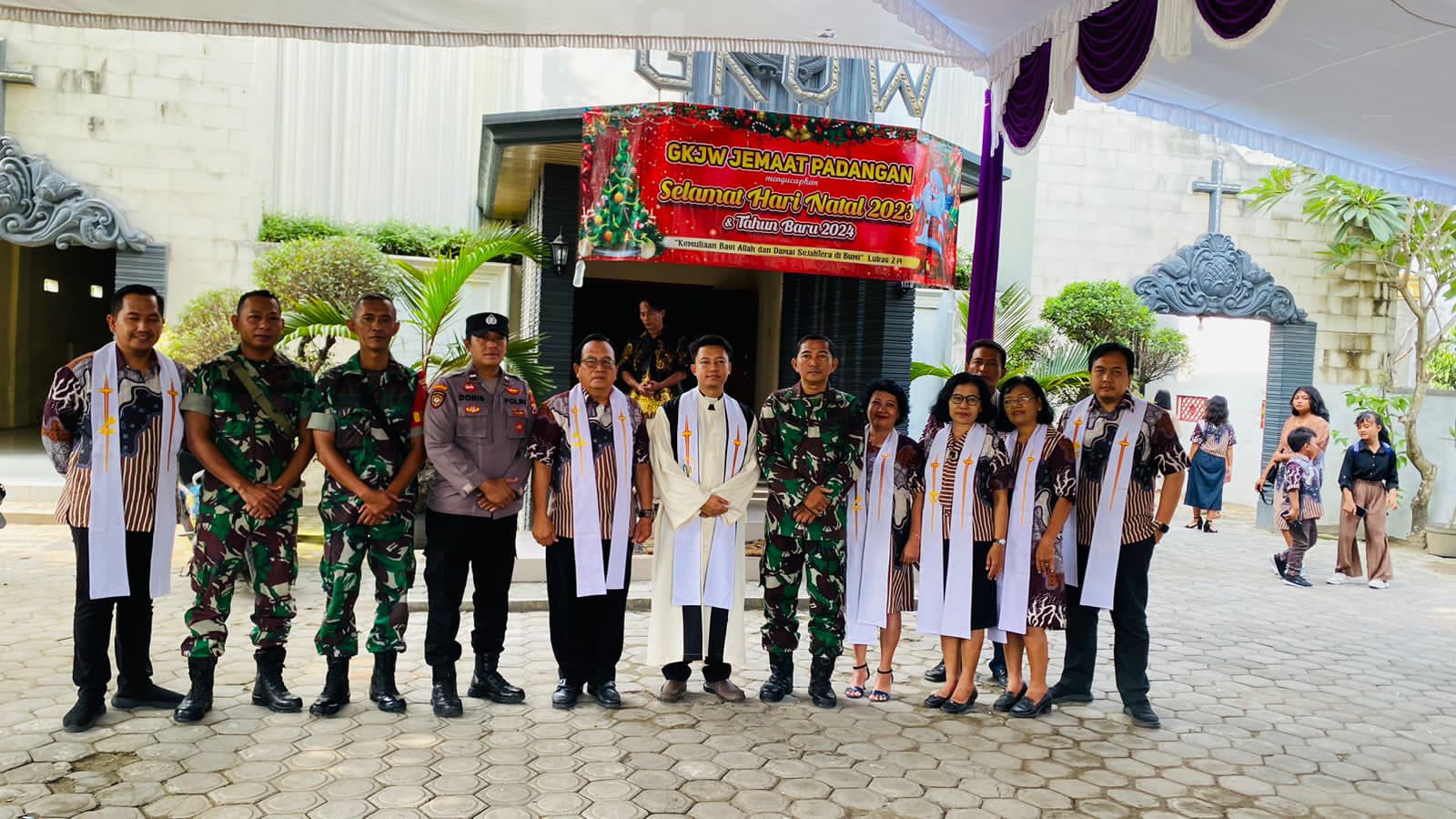 Kompak, TNI-Polri di Kediri Berikan Pengamanan Ibadah Natal di Gereja