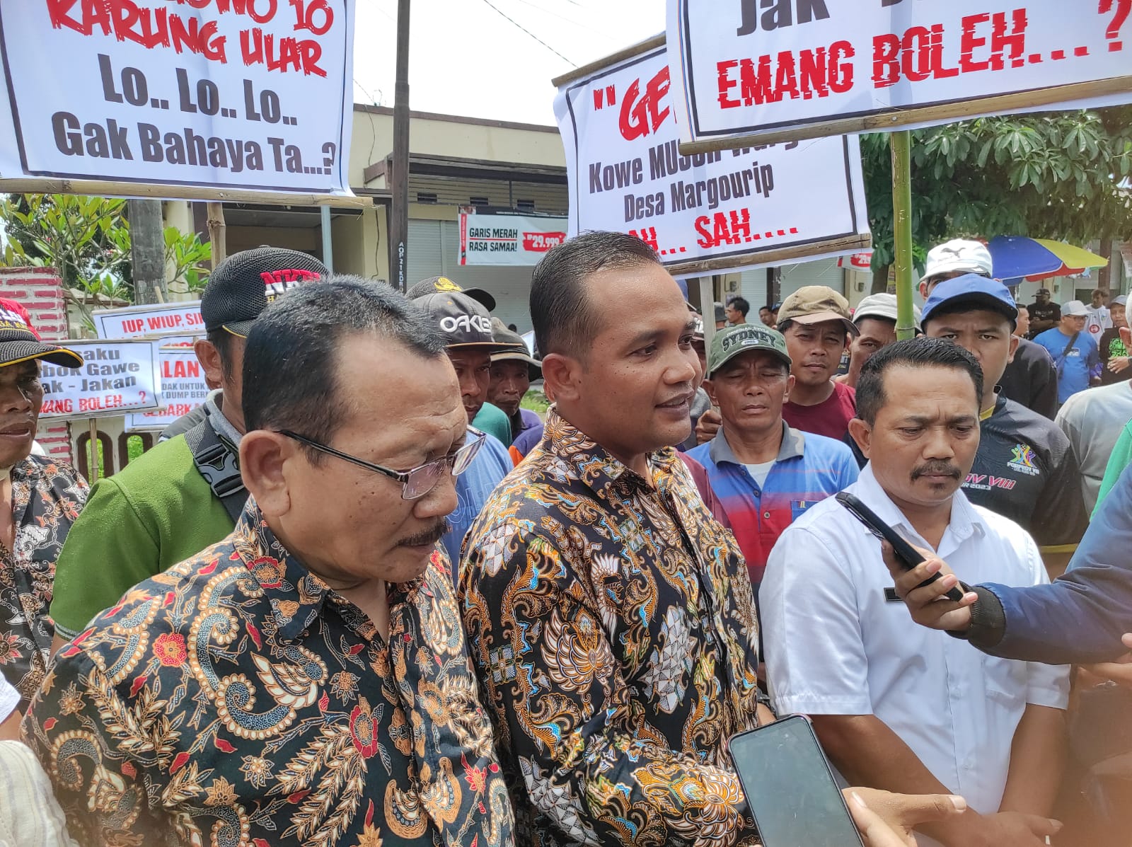 Ratusan Warga Margourip Kediri Unjuk Rasa Tolak Truk Pasir