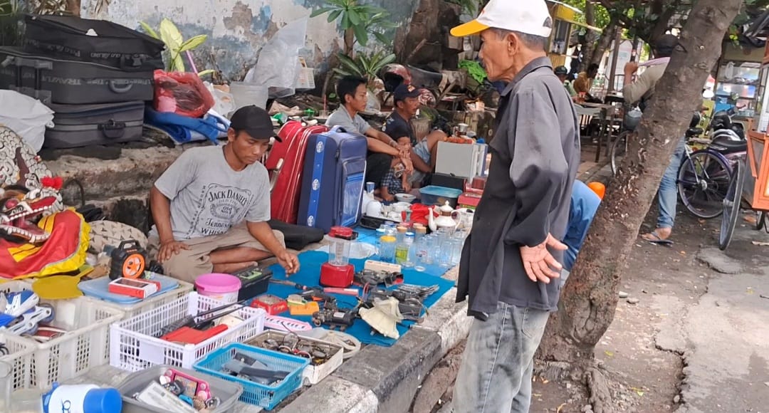 pedagang loak trotoar Jl Patiunus 