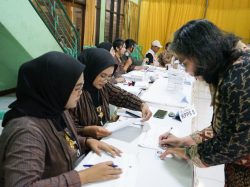 Pj Wali Kota Kediri Turut Gunakan Hak Pilihnya di TPS 01 Kelurahan Pocanan 