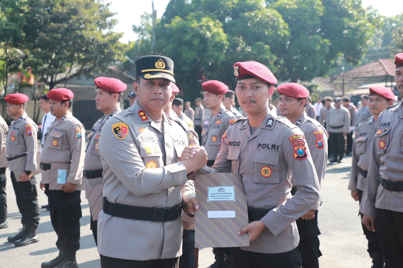 Upacara Hari Kesadaran Nasional, Kapolres Kediri Beri Penghargaan Anggota Berprestasi