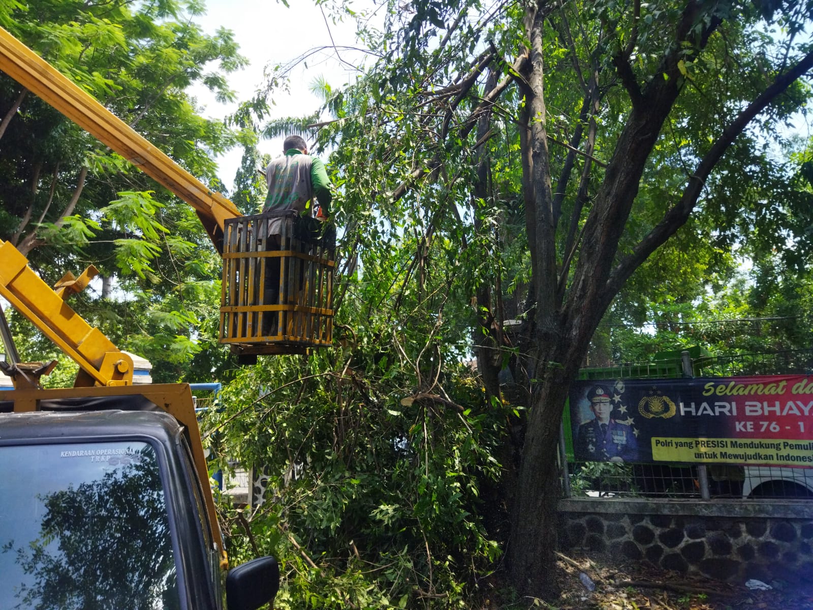 Pengurangan beban dan ketinggian di Jl. KDP Slamet ( halaman parkir tenesan Pelti)