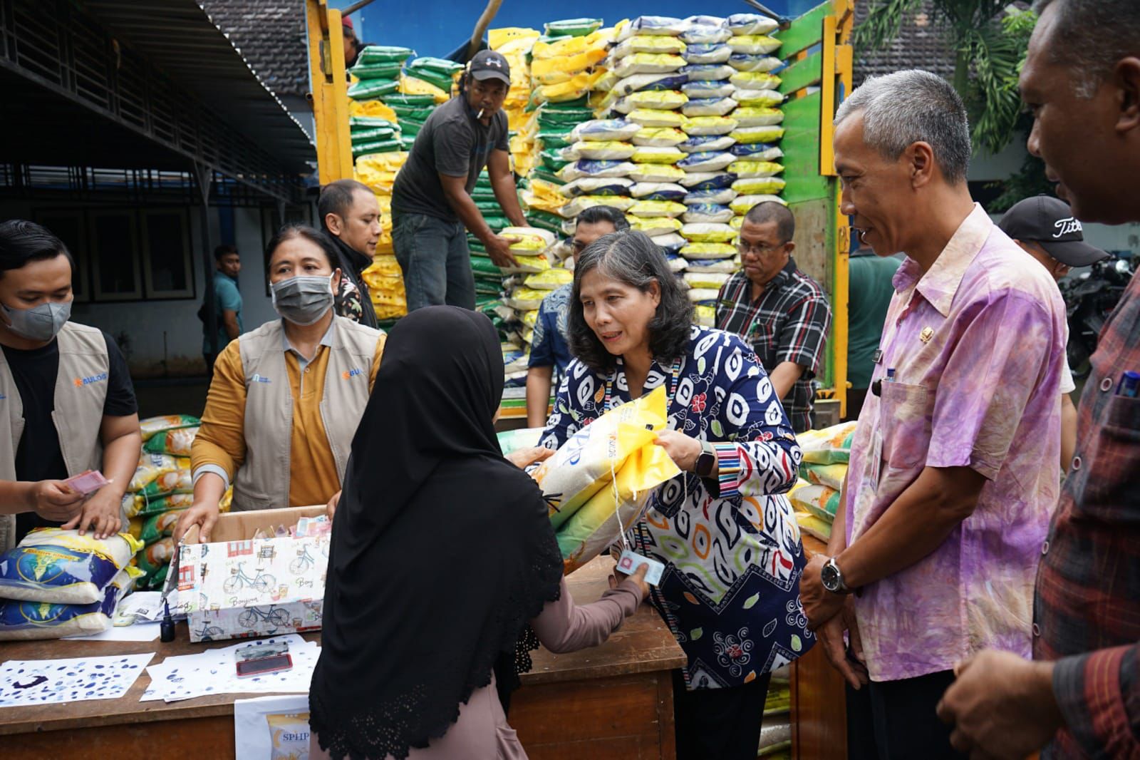 Operasi Pasar Beras di Banjarmlati Untuk Stabilkan Harga Beras, Pj Wali Kota Kediri Ikut Layani Masyarakat 