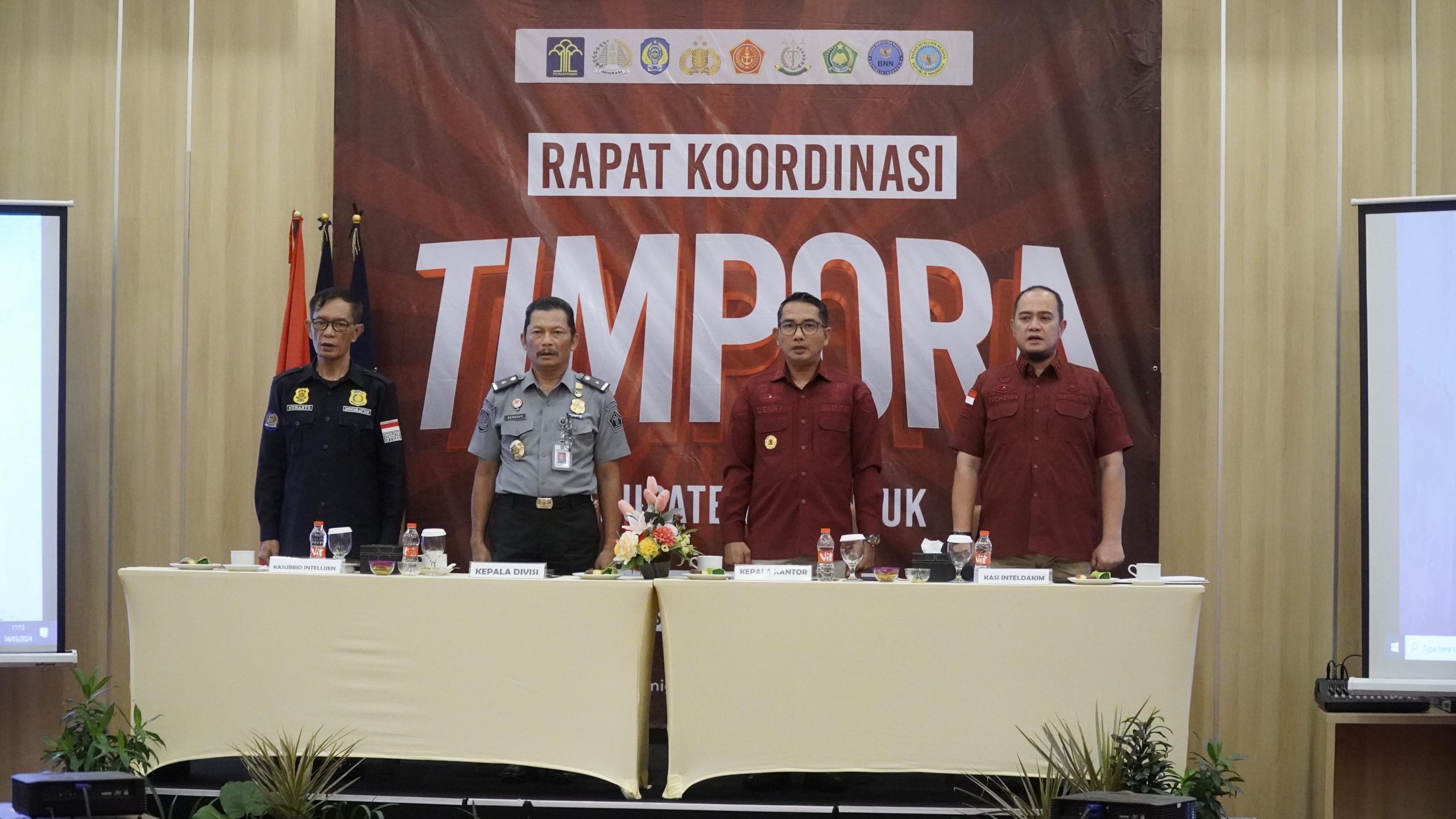 Perkuat pengawasan orang asing, Kepala Divisi Keimigrasian Kanwil Kemenkumham Jawa Timurpimpin langsung rapat koordinasi Timpora Kabupaten Nganjuk.
