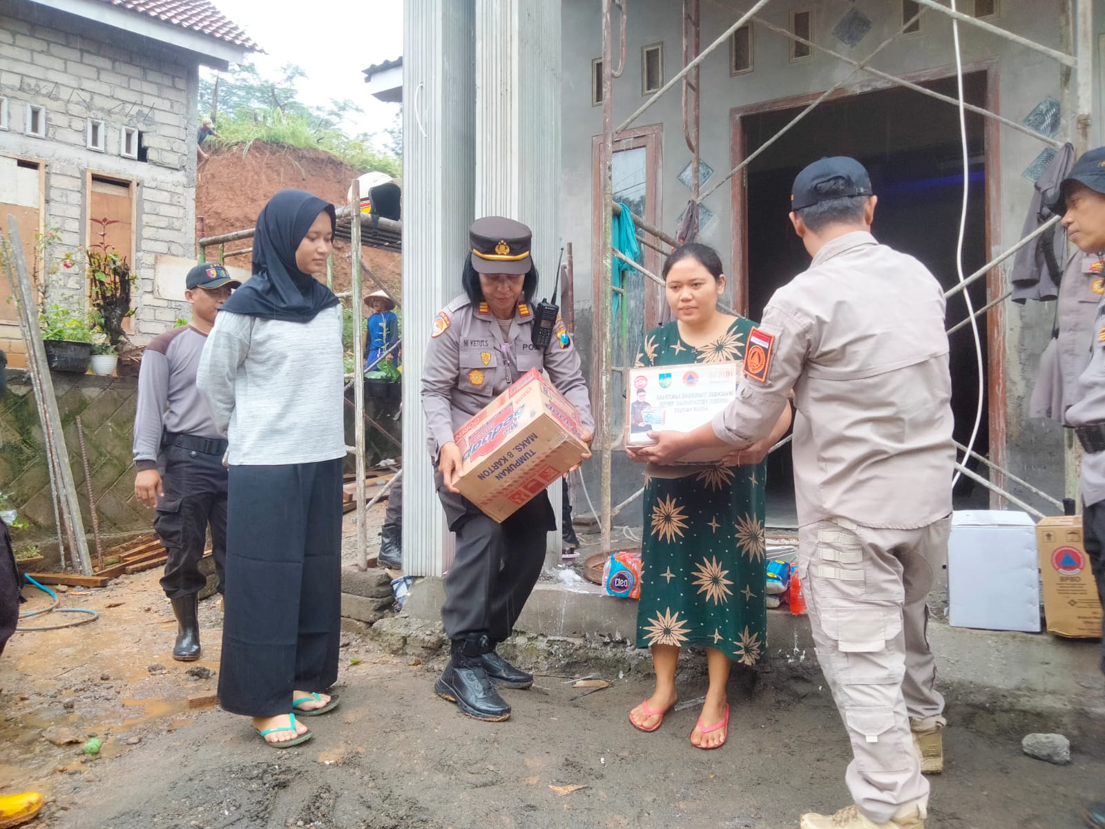 Polres Kediri Kota Bersama TNI dan BPBD Bersihkan Tanah Longsor Yang Timpa Rumah Warga Serta Beri Bantuan