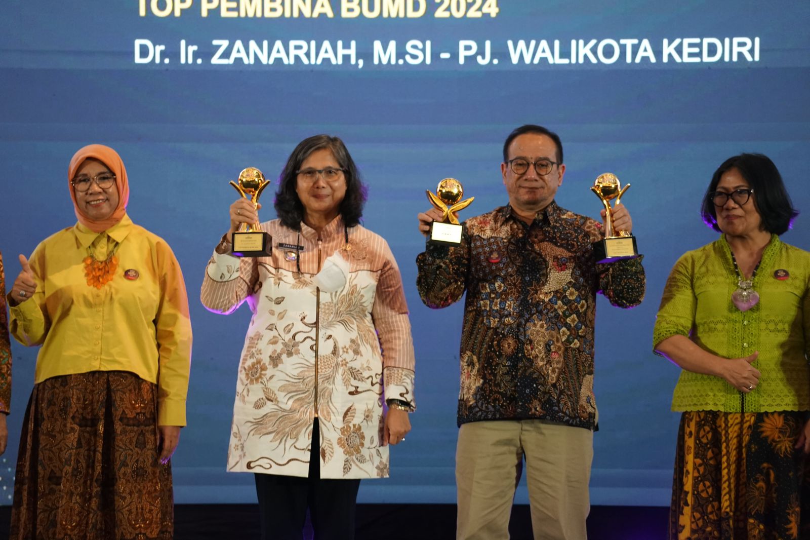 Pj Wali Kota Dapat Penghargaan Top Pembina BUMD, RSUD Gambiran dan Perumda BPR Kota Jadi Top BUMD Award 2024 Bintang 4