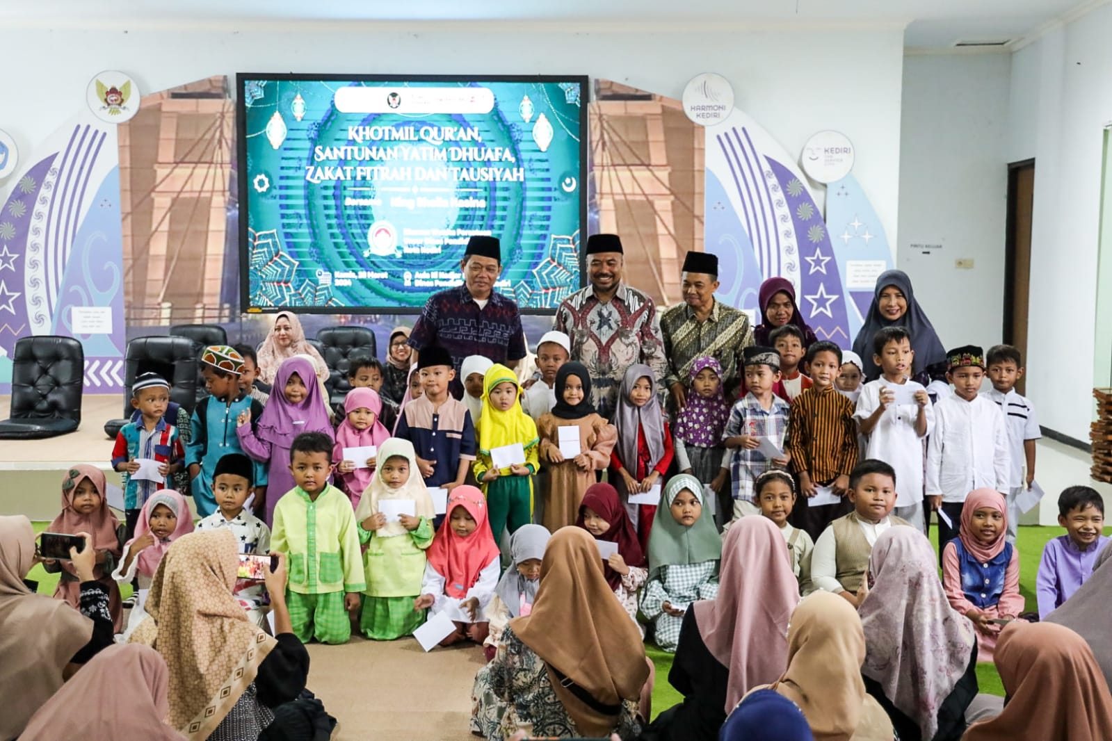 Semarakkan Ramadhan, DWP UP Dinas Pendidikan Berbagi Kepada 180 Anak Yatim dan 231 Dhuafa