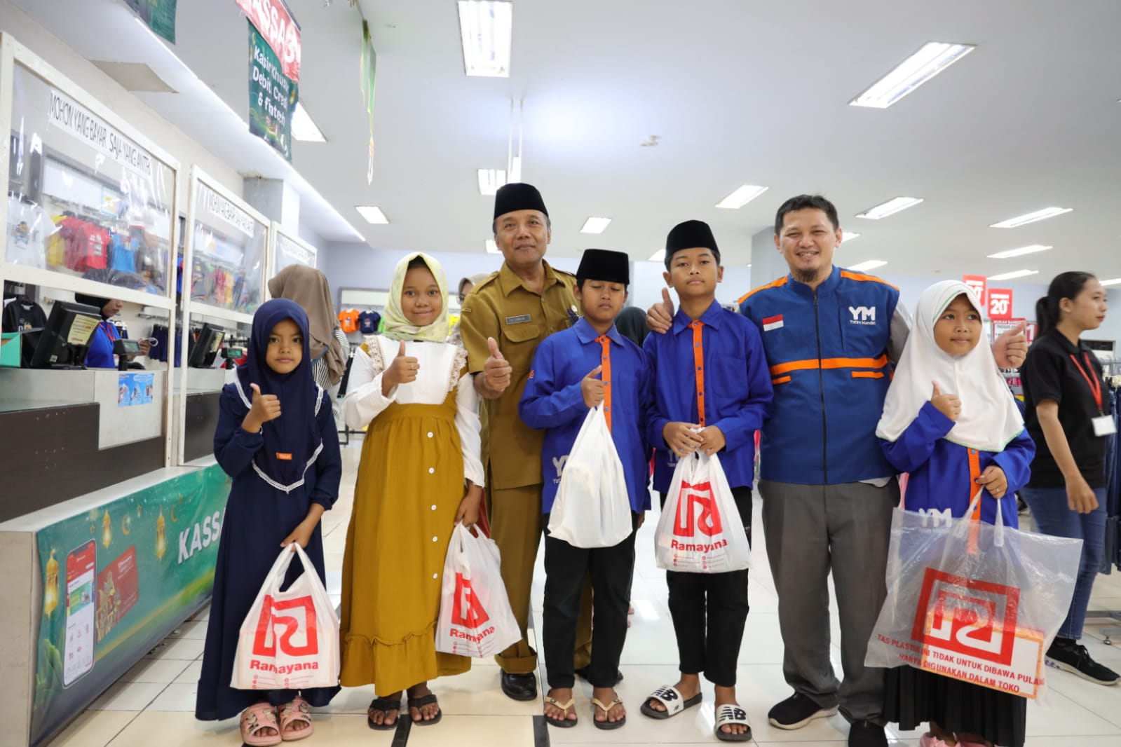 Berbagi Kebahagiaan, Pemkot Kediri Bersama Yatim Mandiri Dampingi Anak Yatim Berburu Baju Lebaran