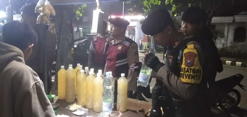 Puluhan Botol Miras di Angkringan Disikat Tim Samapta Polres Kediri Kota