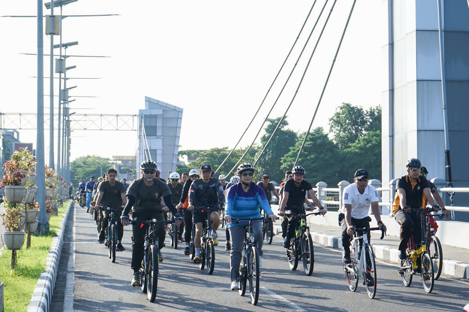 PJ Wali Kota Kediri Zanariah Meriahkan Fun Bike Bersama Forkompimda Plus Dalam HUT ke-17 Brigif 16 Wira Yudha 