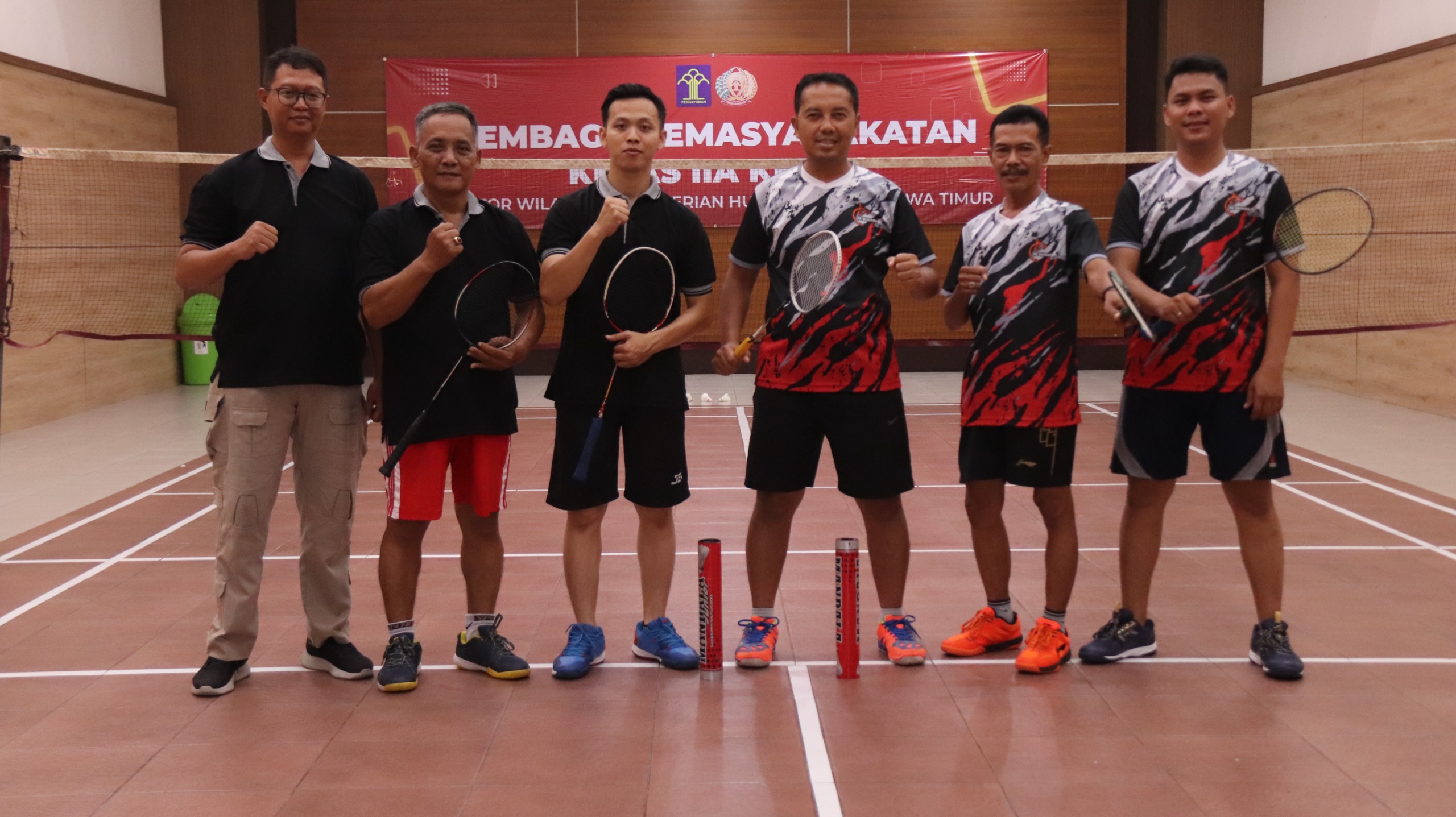 Promosikan Sportivitas Dan Rasa Kebersamaan, Plt Kepala Lapas Kediri Tak Mau Kalah Tunjukan Skill Badminton Antar Pegawai