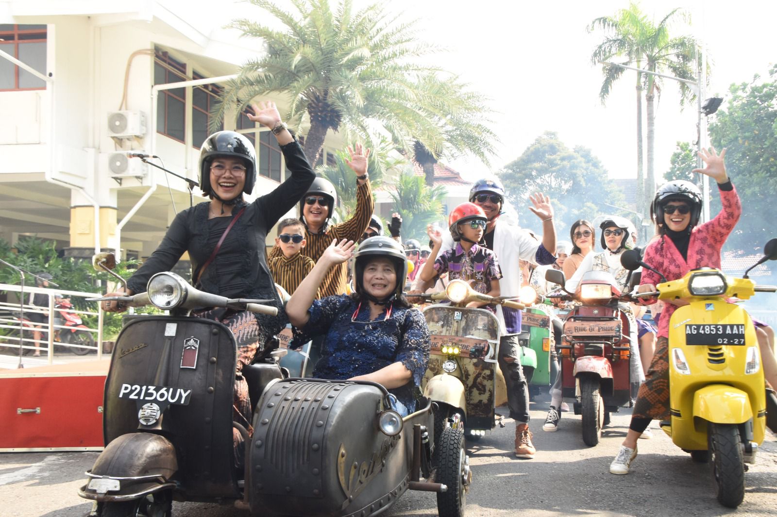 Riding Vespa Bareng Puluhan Perempuan PJ Wali Kota Kediri dan Komunitas Vespa Kediri di Hari Kartini