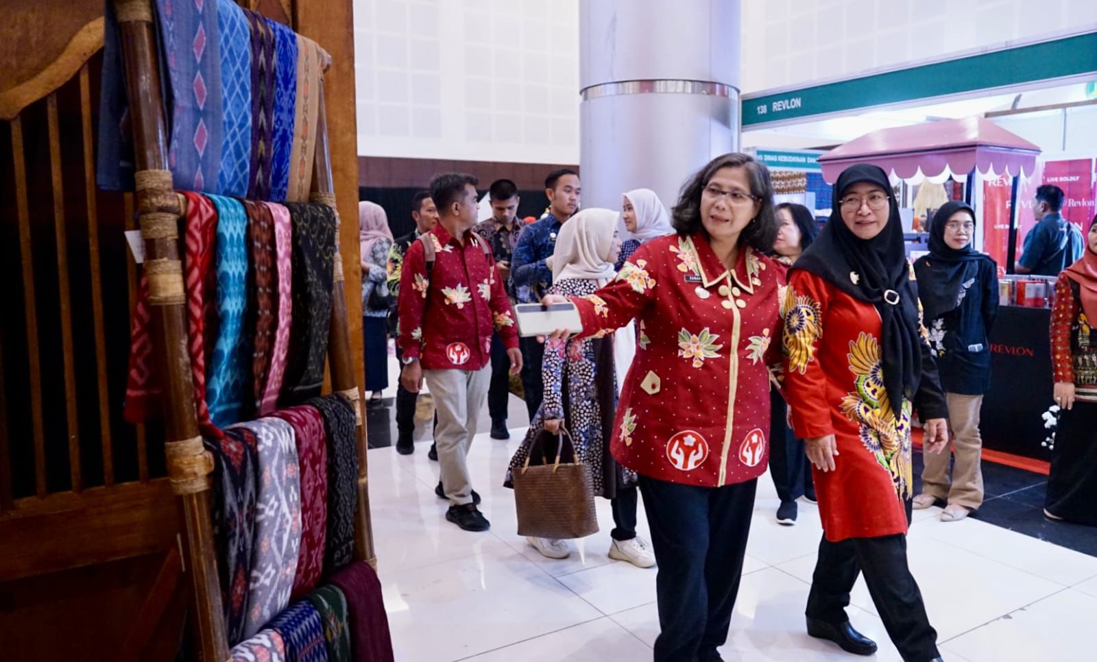 Produk Unggulan Kota Kediri Ikuti Batik, Bordir dan Aksesoris Fair 2024, Pj Wali Kota Kediri Zanariah Ajak Masyarakat Untuk Datang dan Belanja