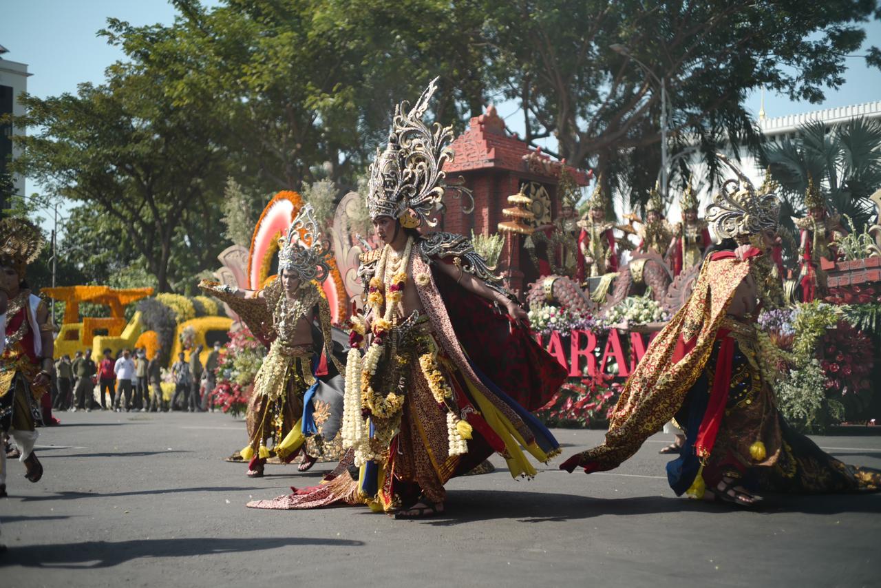 Kontingen PT Gudang Garam Tbk. Jadi Primadona Pawai Bunga dan Parade Budaya Surabaya Vaganza 2024"