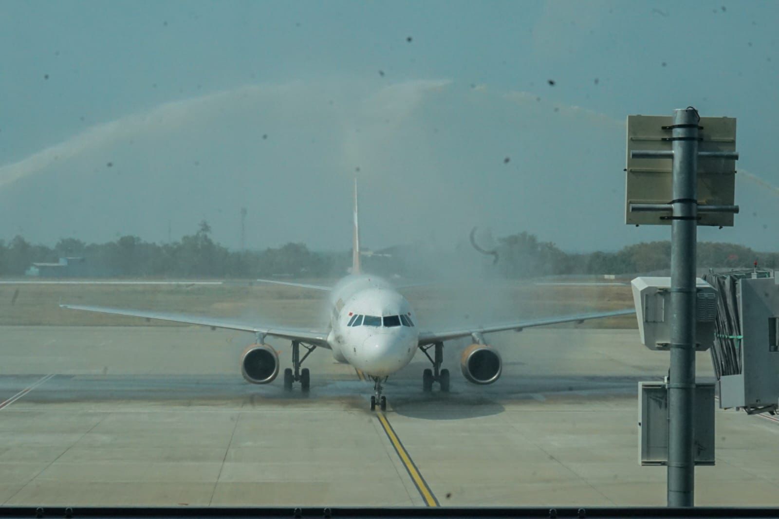 Pj Wali Kota Kediri Zanariah Jadi Penumpang First Landing Rute Balikpapan-Kediri di Bandara Internasional Dhoho Kediri