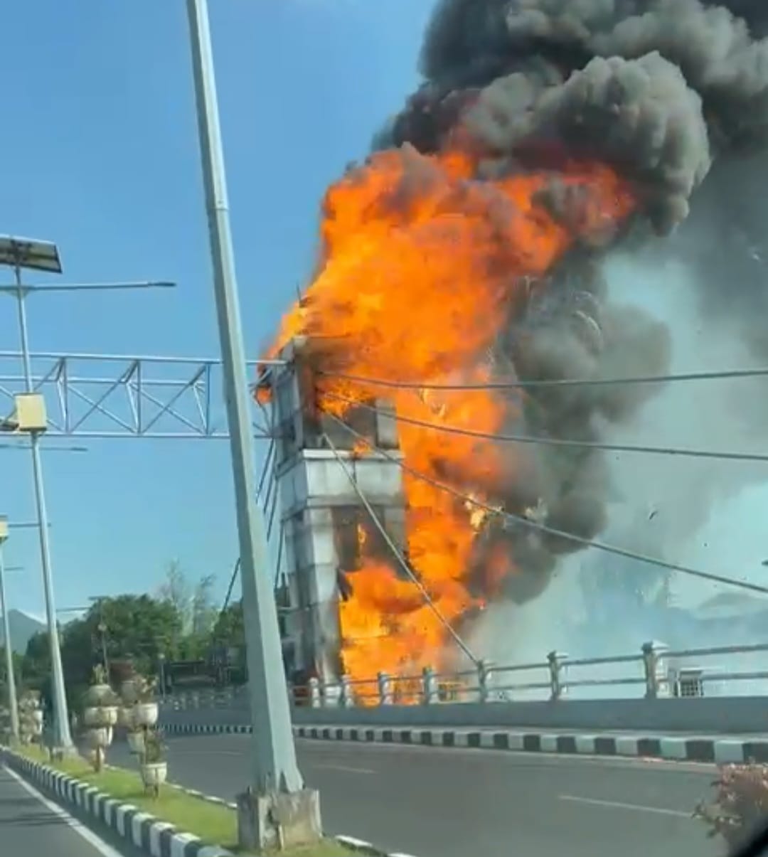 Jembatan Brawijaya Terbakar,Polisi : Akan Lidik Penyebab Utamanya.