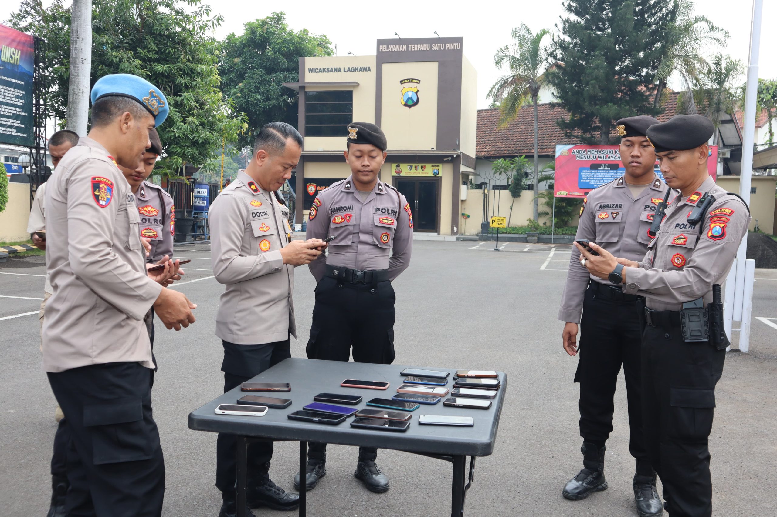 Perkuat Pengawasan, Polres Kediri Kota Mendadak Periksa Hp Anggota