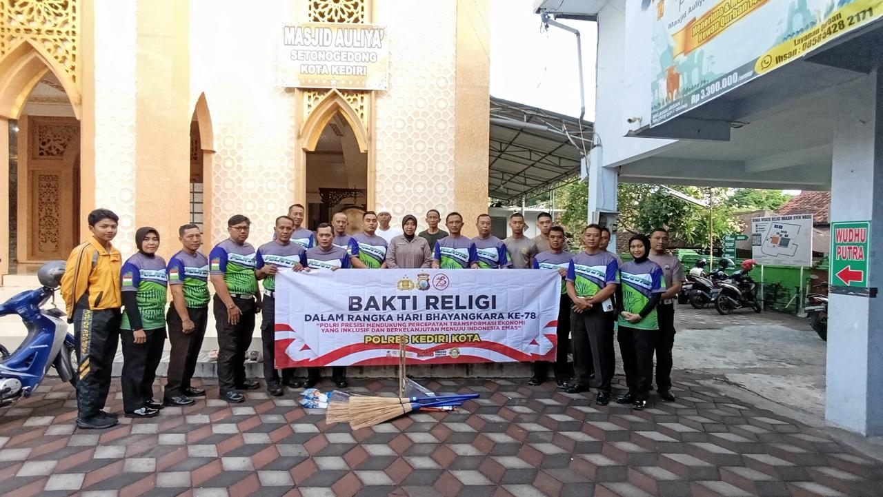 Sambut Hari Bhayangkara 78, Polres Kediri Kota Gelar Bakti Religi Bersihkan Masjid