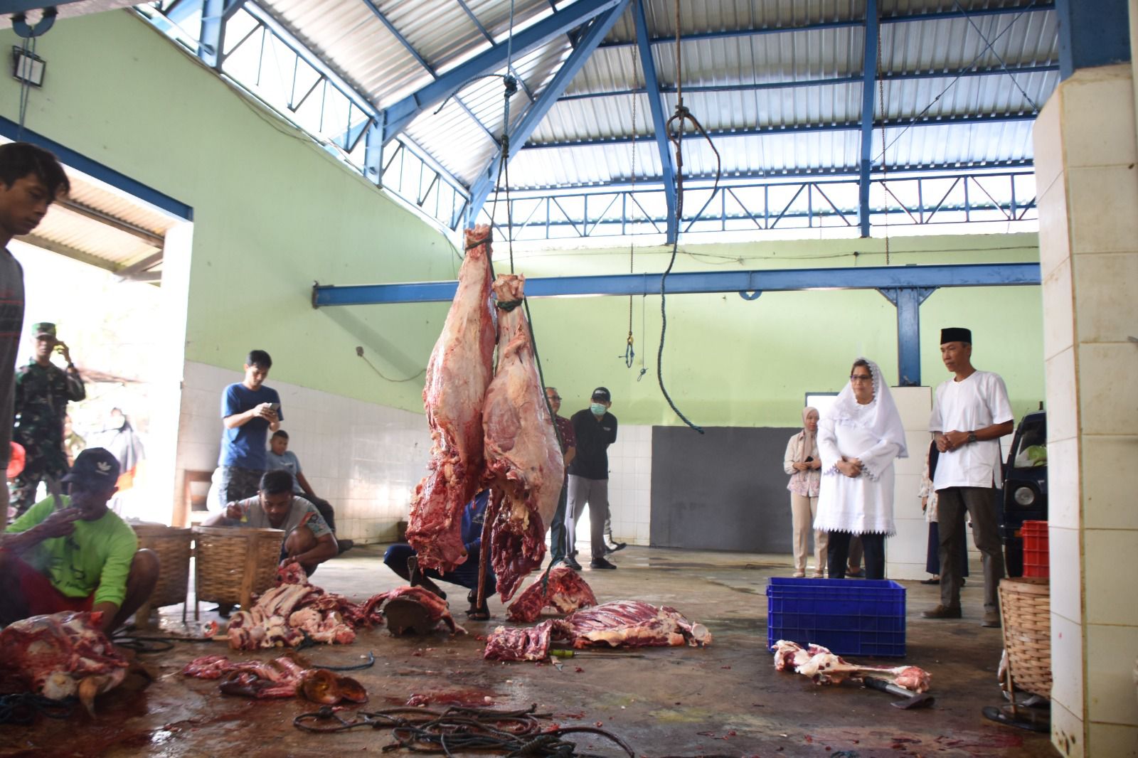 Iduladha 1445 H, Pj Wali Kota Kediri Salat di Masjid Al Bina’i Serta Tinjau RPH Untuk Pastikan Penyembelihan Hewan Qurban Aman, Sehat, dan Layak Konsumsi