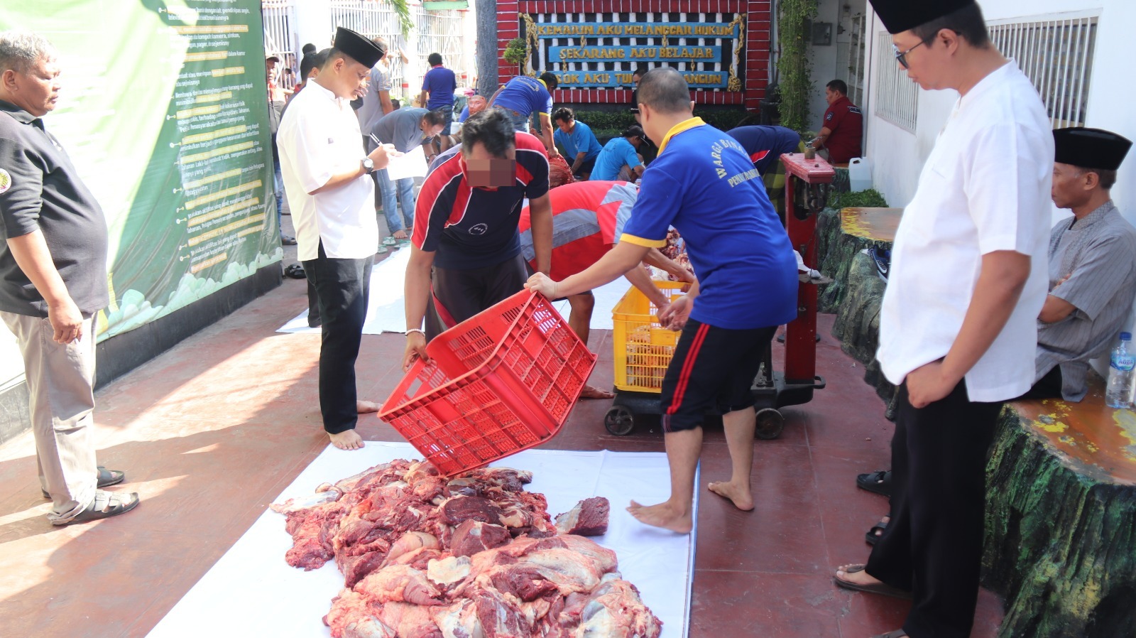 Pemotongan Hewan Qurban Dan Semangat Kebahagiaan Dari Balik Jeruji Besi Lapas Kediri