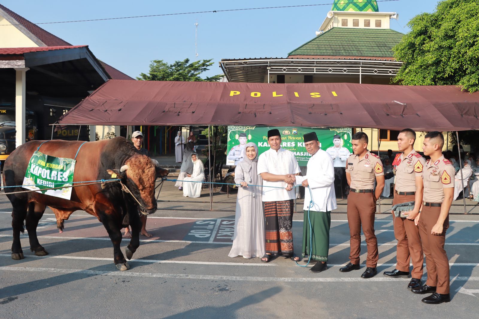 Serahkan Hewan Qurban Idul Adha, Kapolres Kediri: Semoga Bermanfaat dan Membawa Berka