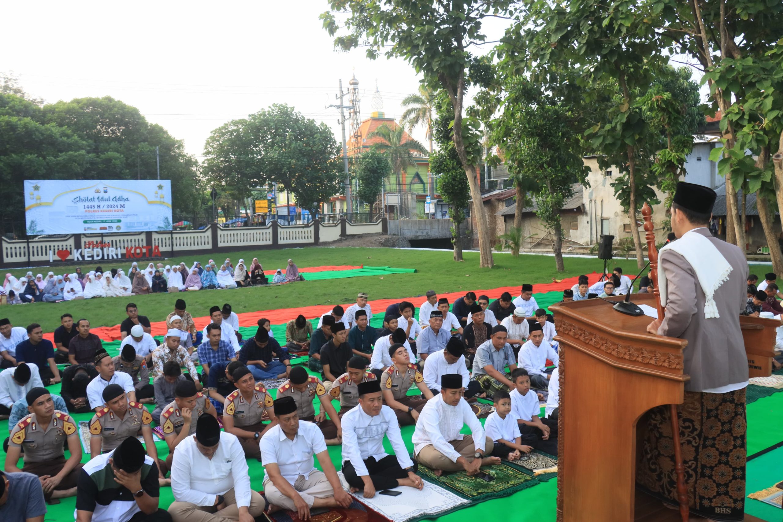 Polres Kediri Kota Gelar Sholat Idul Adha 1445 H di Lapangan Aspol Jl PK Bangsa