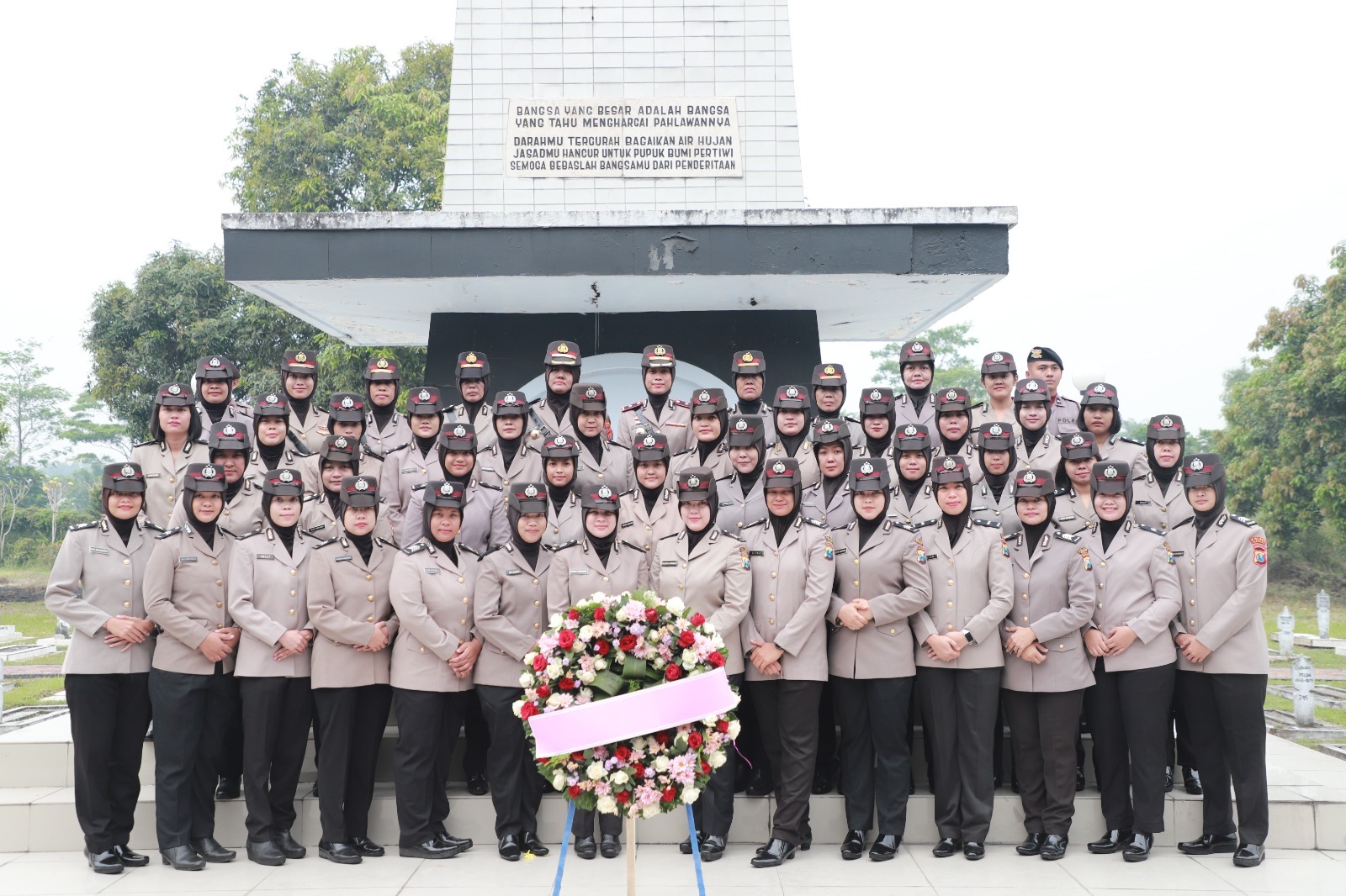 Rangkaian Peringatan Hari Bhayangkara ke-78, Kapolres Kediri Pimpin Upacara Ziarah di TMP Pare