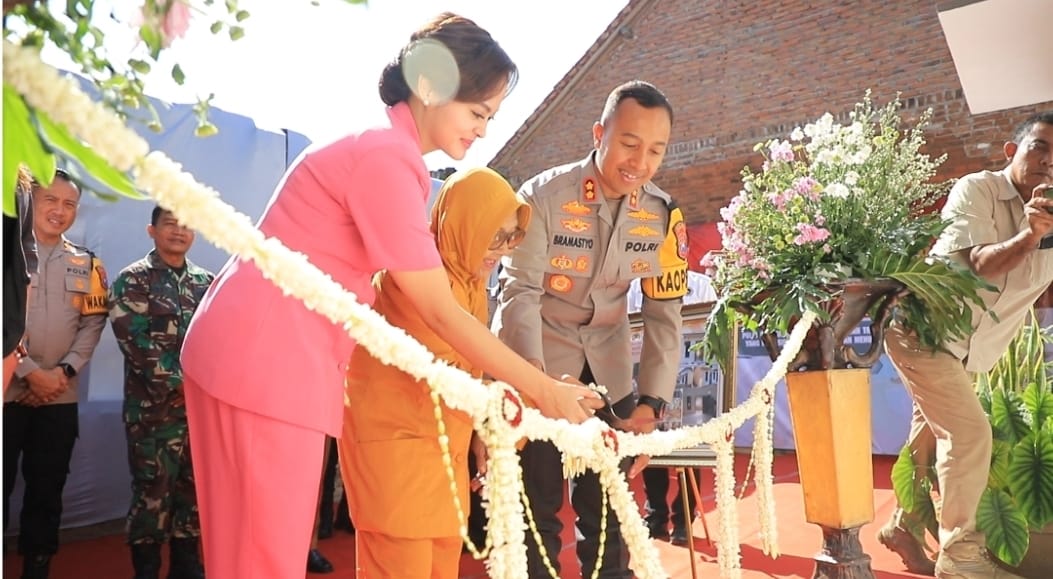 Sambut Hari Bhayangkara ke-78, Polres Kediri Kota Beri Hadiah Warakawuri Bedah Rumah 