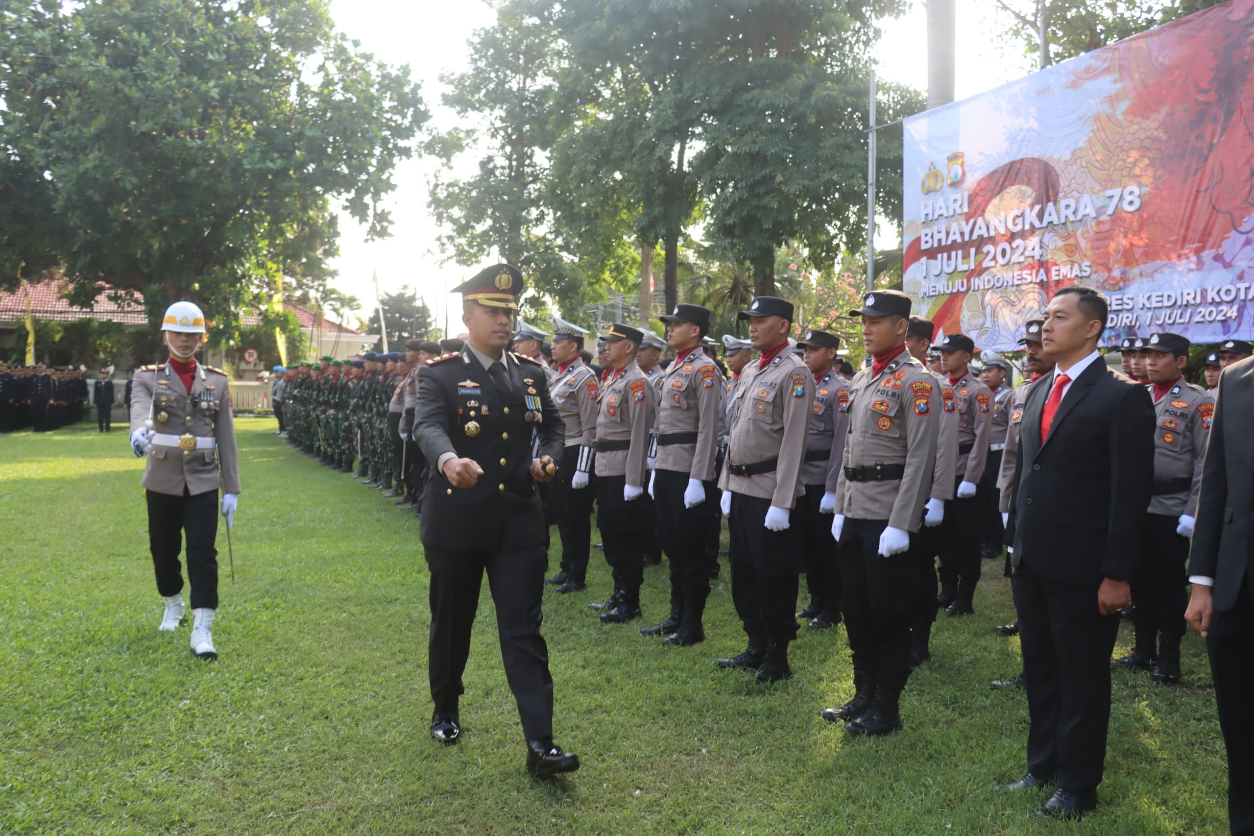 Polres Kediri Kota Gelar Upacara Hari Bhayangkara Ke-78 Di Balai Kota Kediri