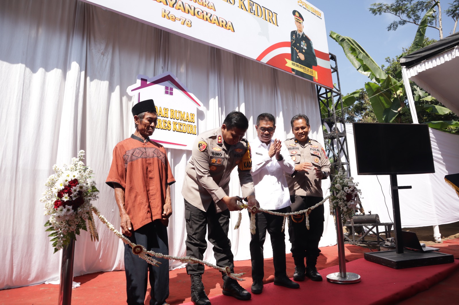 Kapolres Kediri Resmikan Bedah Rumah Mbah Midjan