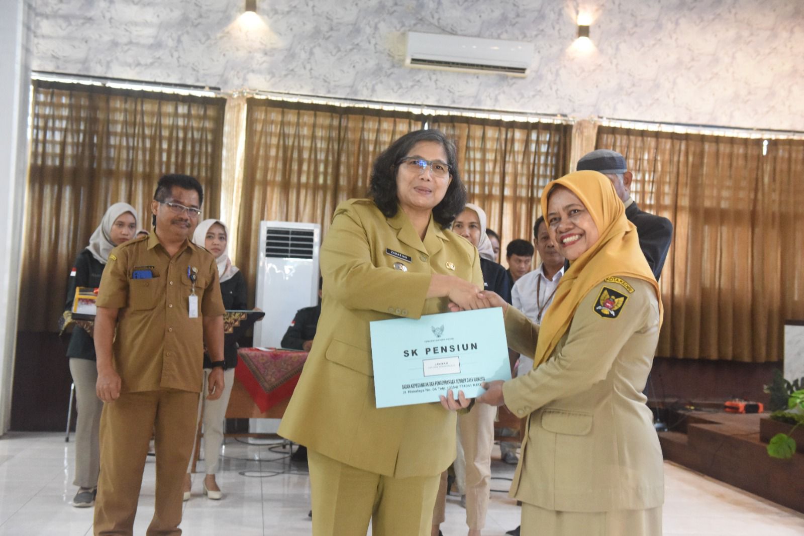 Serahkan SK Pensiun PNS Periode Agustus - Desember 2024, Pj Wali Kota Kediri: Terima Kasih Untuk Pengabdian dan Dedikasi