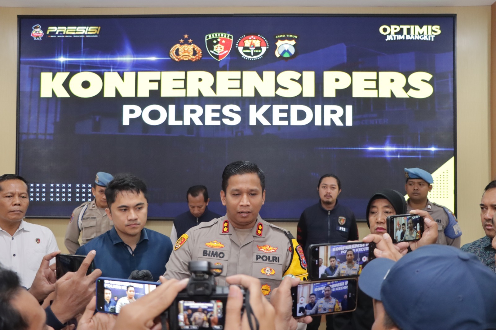 Gelar Press Release, Polres Kediri Ungkap Kronologi Suami Siram Anak dan Istri dengan Air Keras