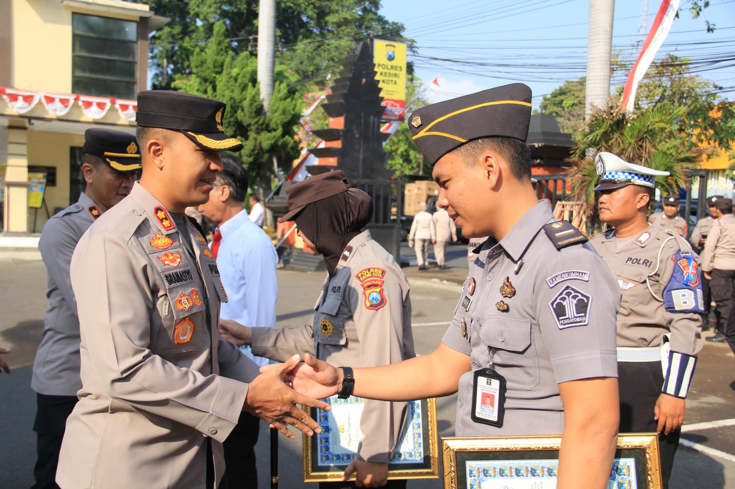 Dua Pegawai Lapas Kediri Terima Penghargaan Dari Polres Kediri Kota