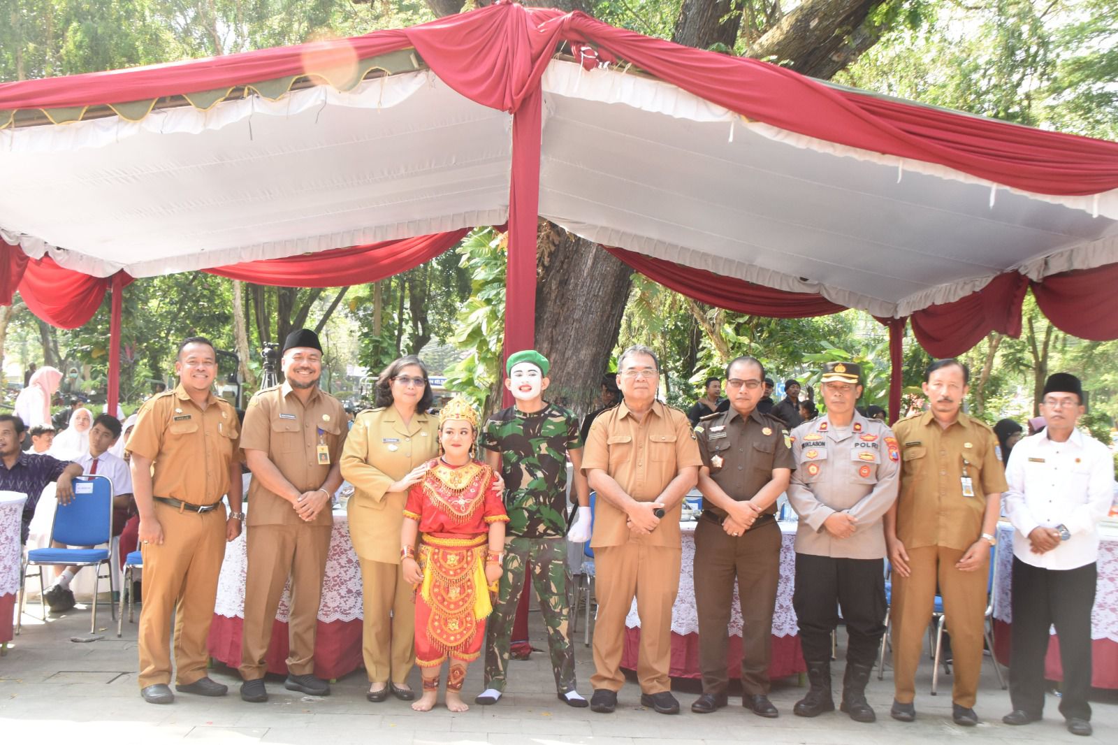 Hadiri Peringatan Hari Anak Nasional ke-40, Pj Wali Kota Kediri Launching SLB Ramah Anak dan Berikan Santunan Serta Bantuan Kain Seragam