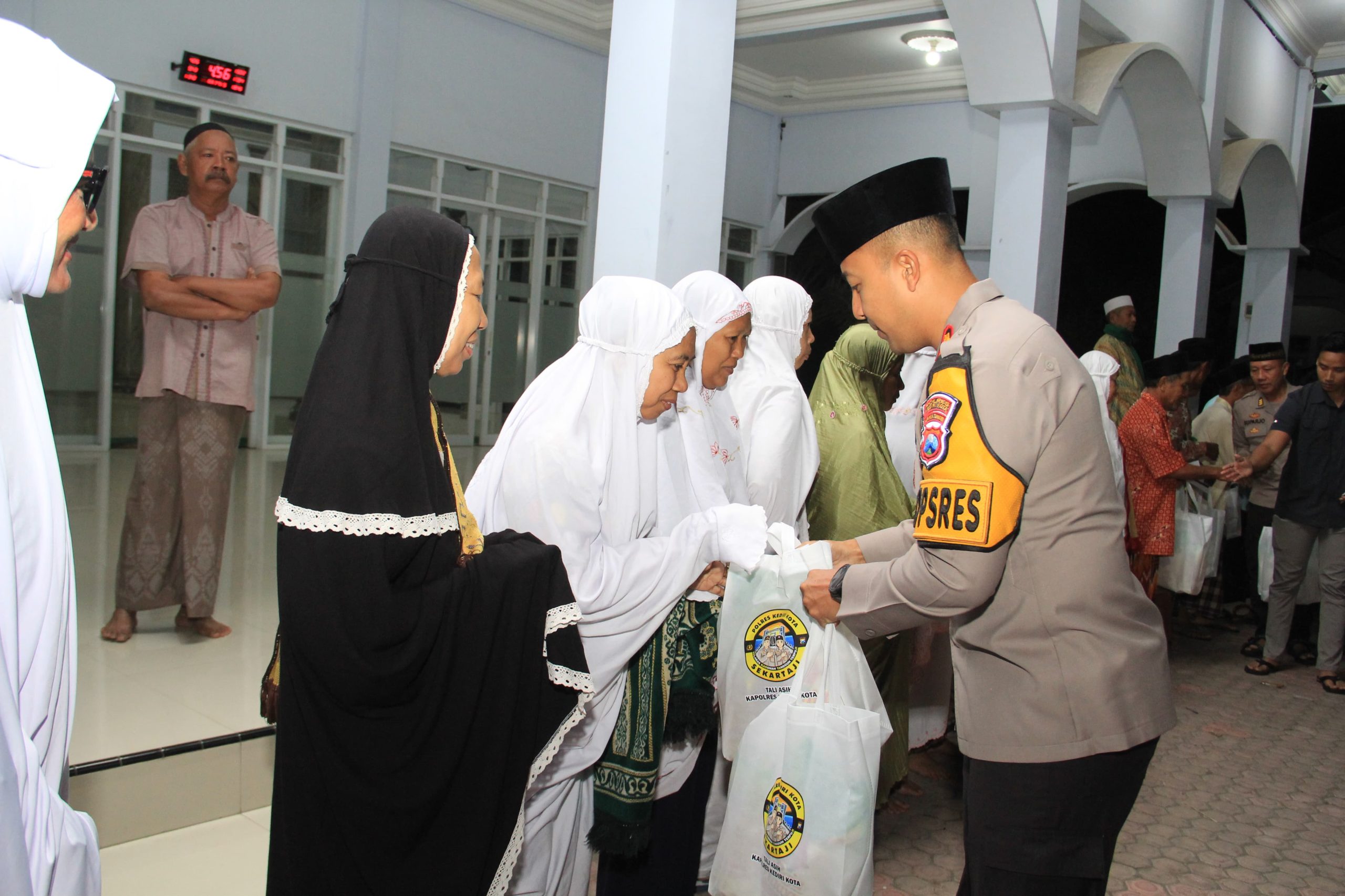 Kapolres Kediri Kota Laksanakan Safari Sholat Subuh Di Masjid Al Fatah