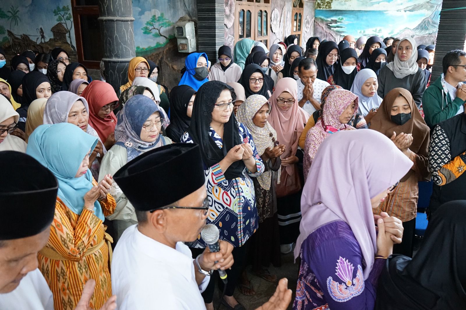 Pj Wali Kota Kediri Zanariah Takziah ke Rumah Duka Lurah Setonogedong, Sampaikan Terima Kasih Atas Dedikasinya Selama Bertugas