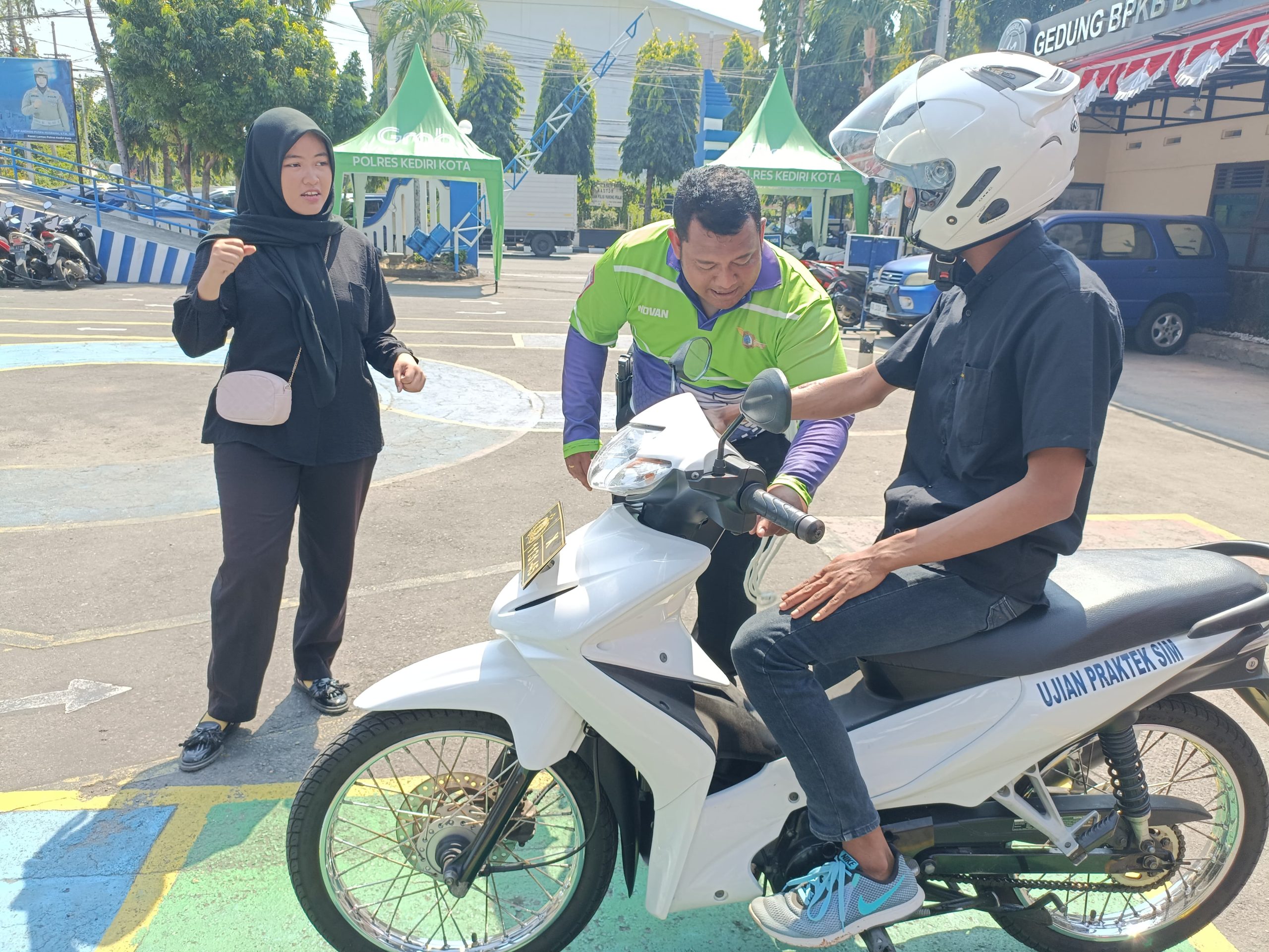 Polres Kediri Kota Beri Pendampingan Khusus Pelayanan SIM Bagi  Penyandang Disabilitas