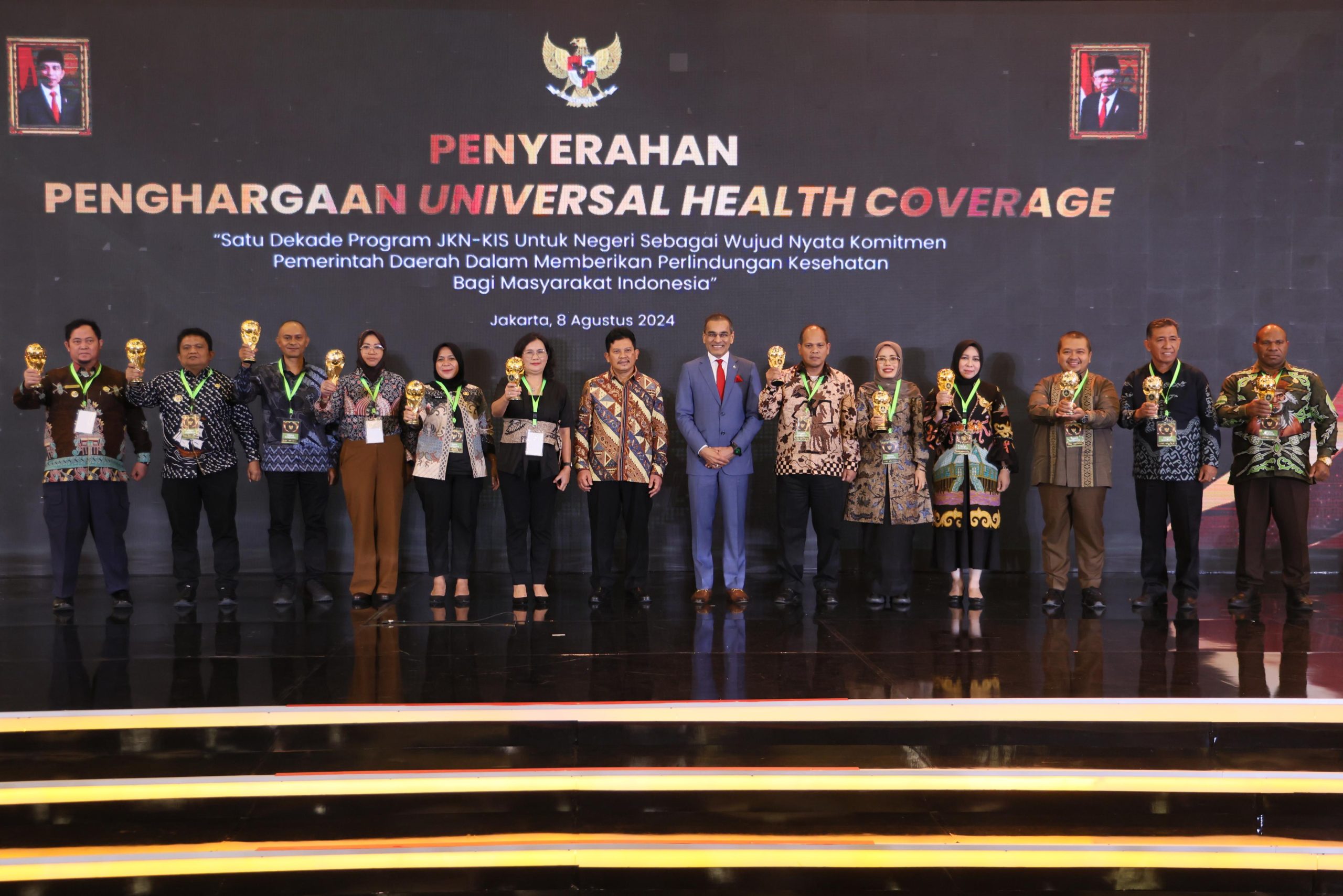 Terima Penghargaan UHC Award 2024, Bupati Dhito Tekankan Peningkatan Mutu Pelayanan Kesehatan 