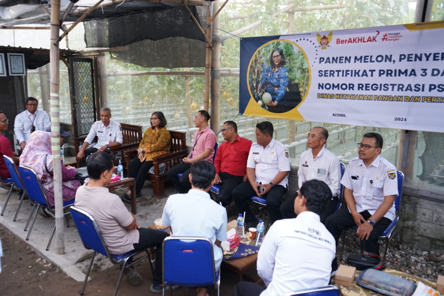 Pj Wali Kota Kediri Serahkan Sertifikat Prima 3 dan Izin Edar PSAT-PDUK, Dorong Masyarakat Manfaatkan Lahan Untuk Produksi Pangan