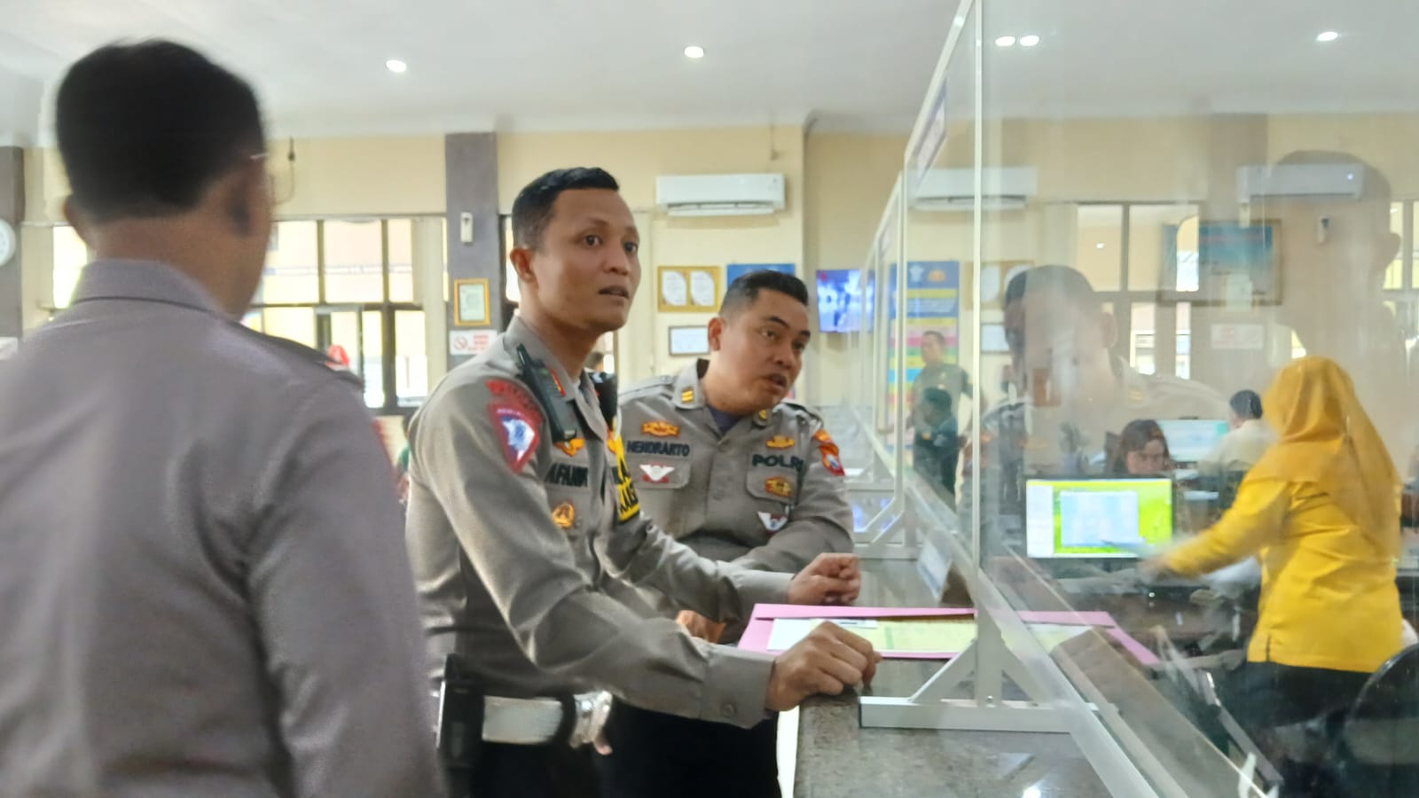 Pastikan Pelayanan Maksimal, Kasatlantas Polres Polres Kediri Kota Cek Samsat Kota Kediri