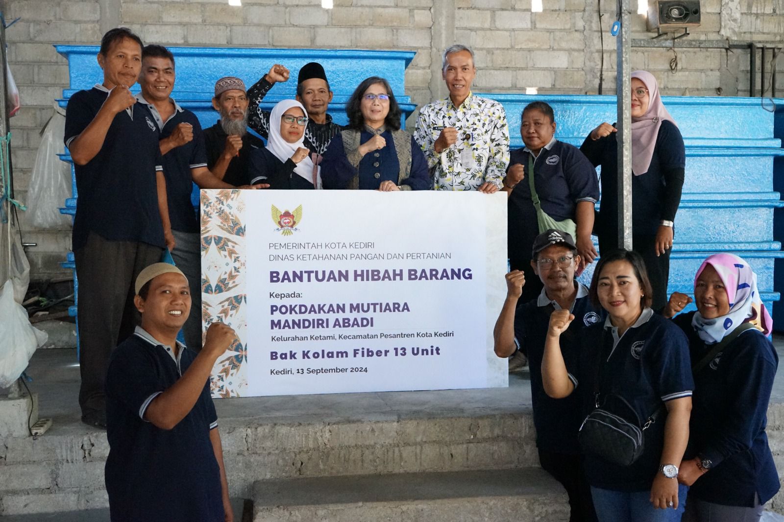 Pj Wali Kota Kediri Serahkan Bantuan Hibah 13 Unit Bak Kolam Fiber Ke Pokdakan Mutiara Mandiri Abadi