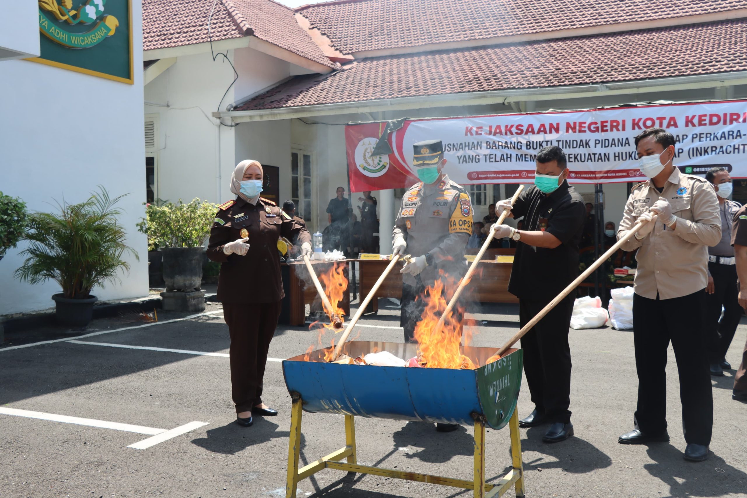 Kapolres Kediri Kota Hadiri Pemusnahan Barang Bukti, Di Kejaksaan Negeri Kota Kediri