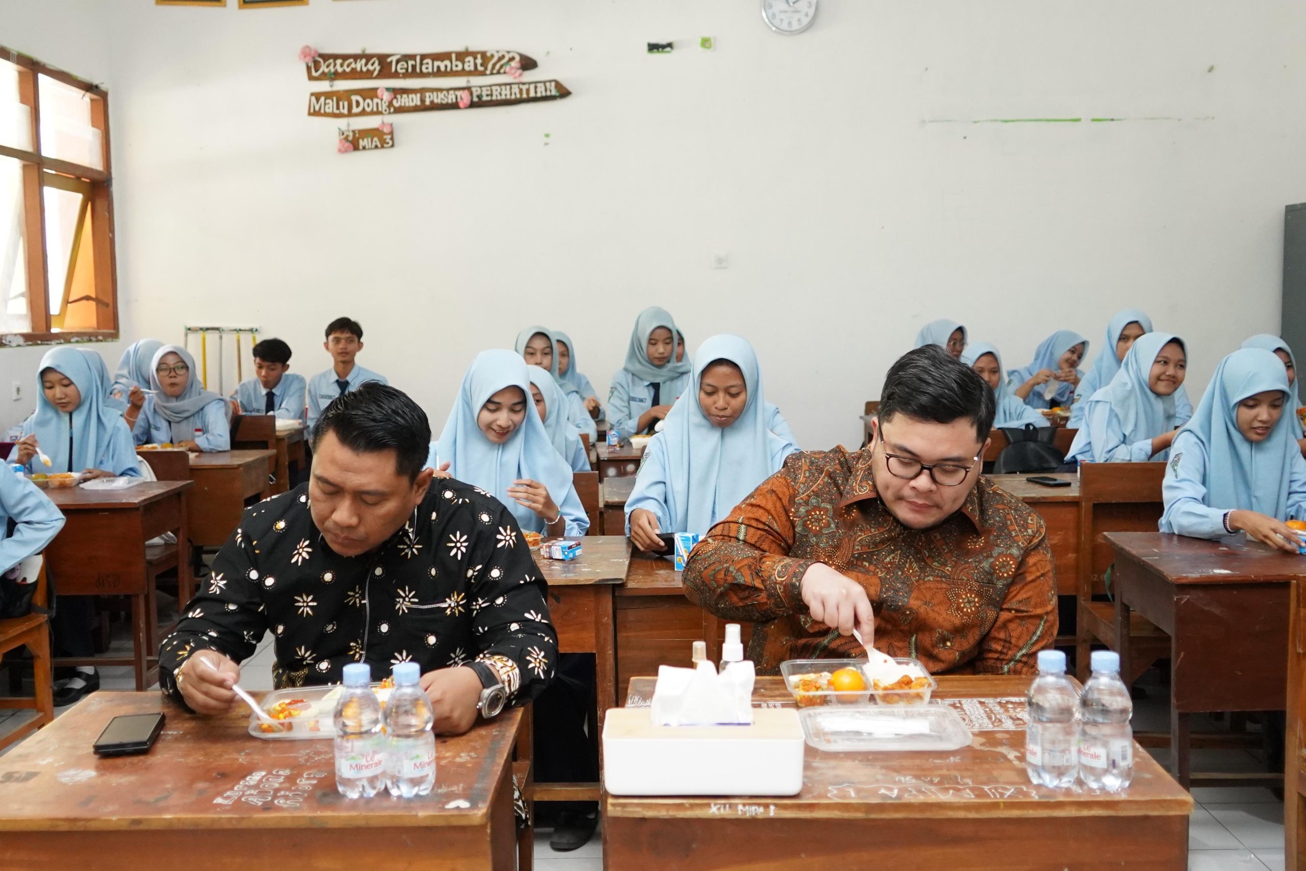 Dipimpin Doa Siswa kelas XII, Bupati Dhito Ikut Coba Makan Siang Bergizi