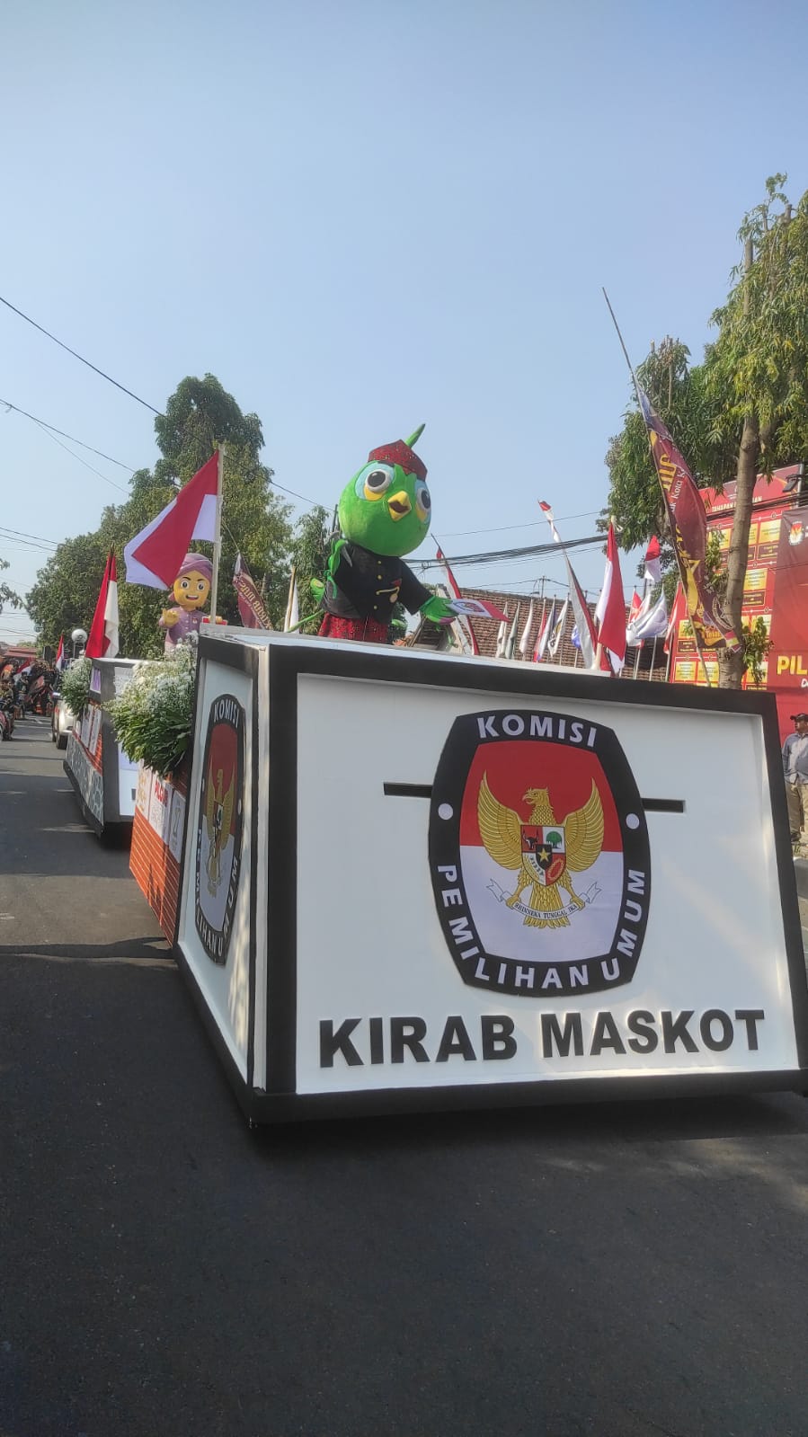 KPU KOTA KEDIRI MENGADAKAN KIRAB MASKOT PILKADA SI TATAG DAN SI JALIH