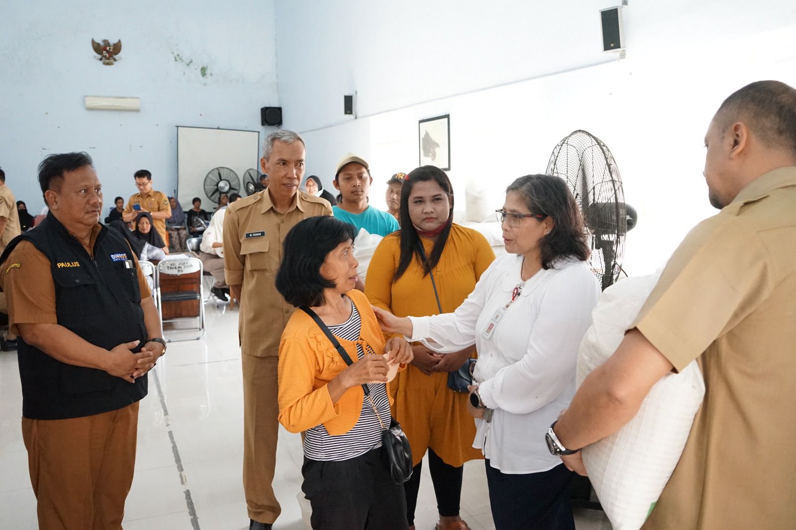 Pj Wali Kota Kediri Tinjau Penyaluran Bantuan Pangan Cadangan Beras Pemerintah di Kelurahan Pojok dan Kelurahan Ngampel