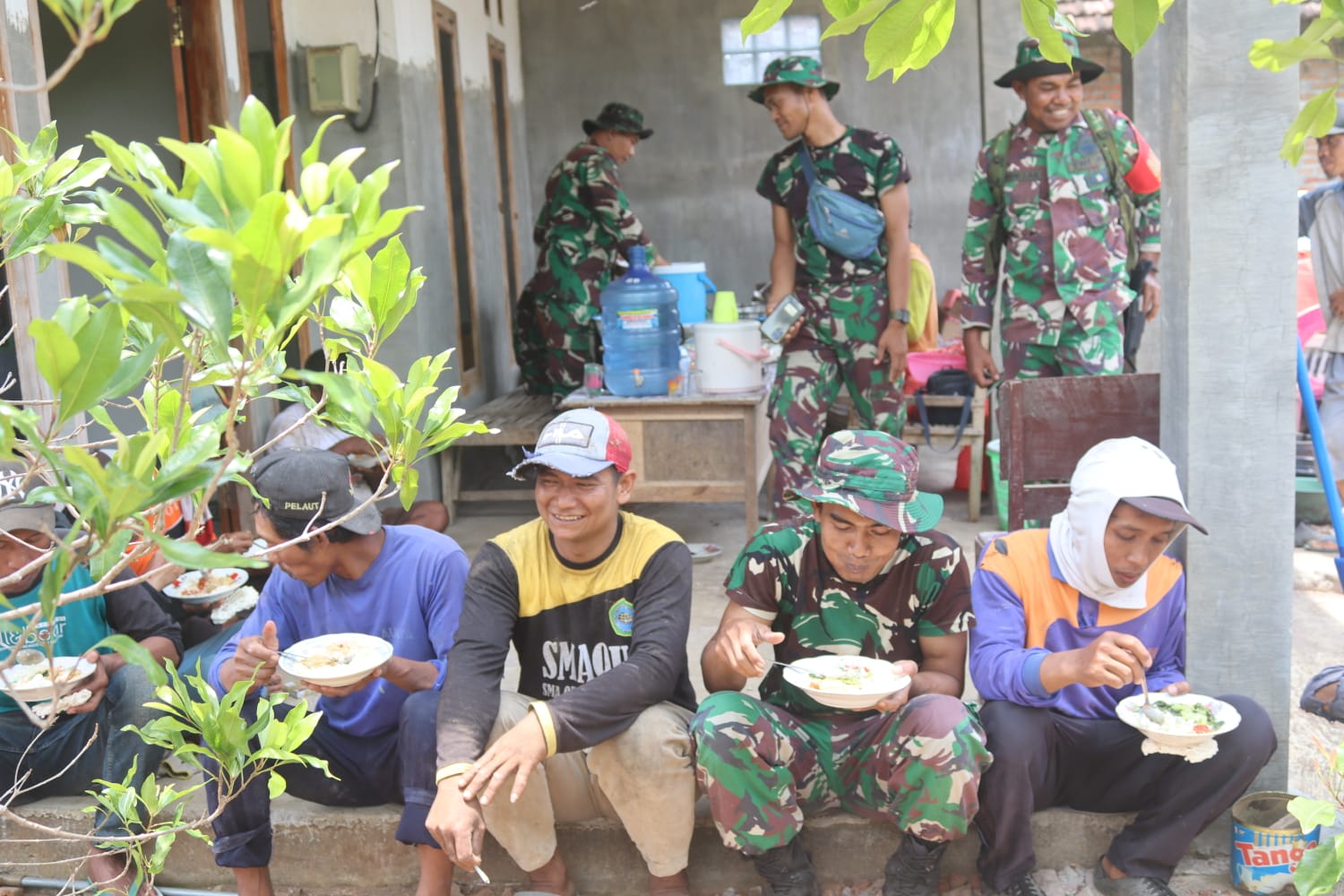 Ciptakan Harmonisasi, Satgas TMMD 122 Kodim 0809/Kediri Makan Siang Bersama Warga