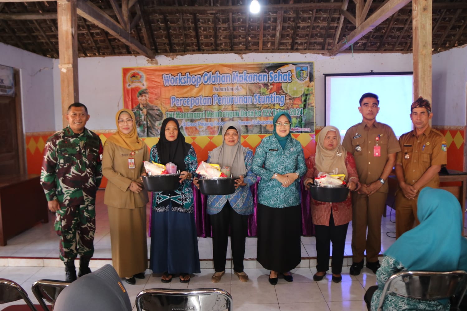 Percepat Penurunan Stunting Gelar Workshop Olahan Makanan Sehat, Satgas TMMD 122 Kodim 0809/Kediri Bersama Pemkab Kediri