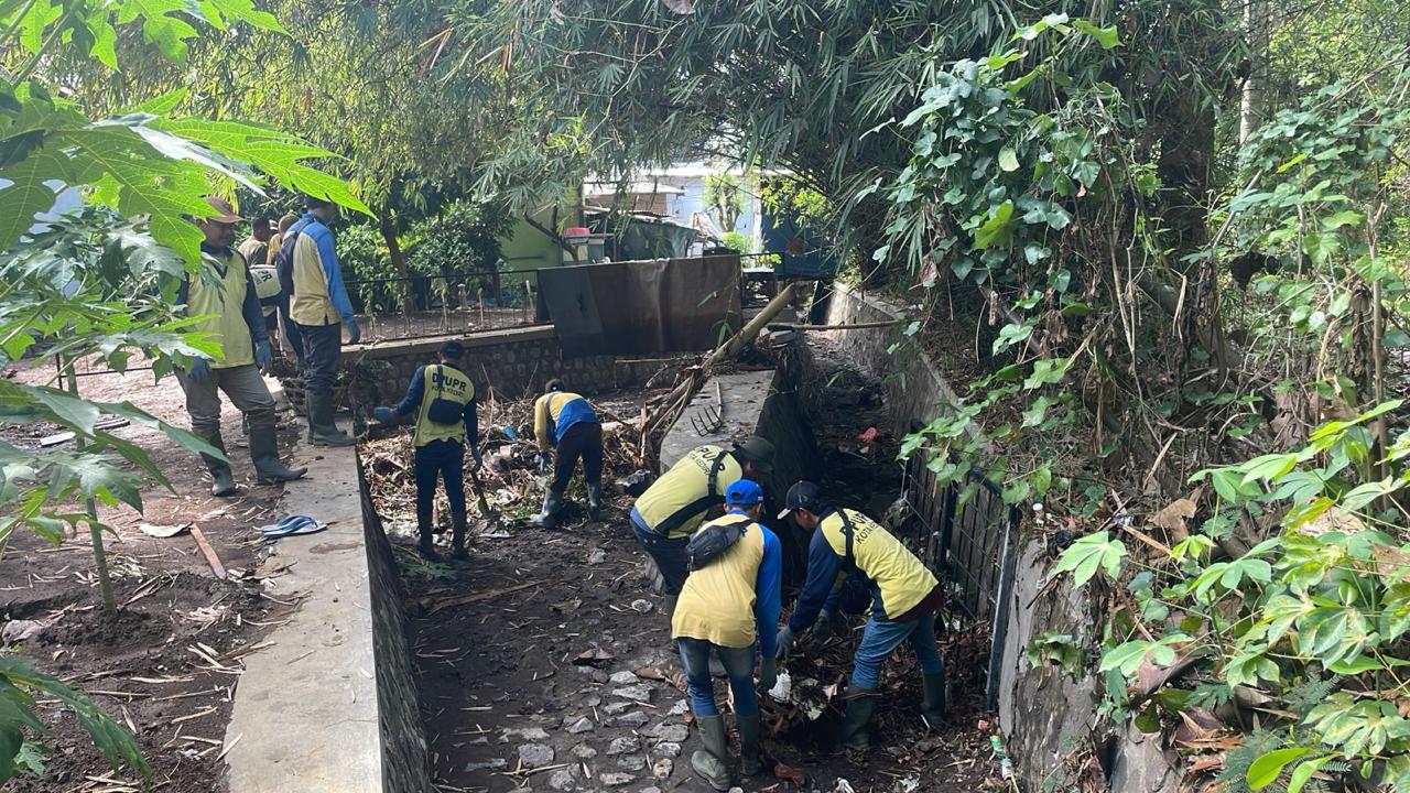 Antisipasi Banjir di Beberapa Titik, DPUPR Kota Kediri Turun Tangan Lakukan Aksi Pembersihan Saluran Air