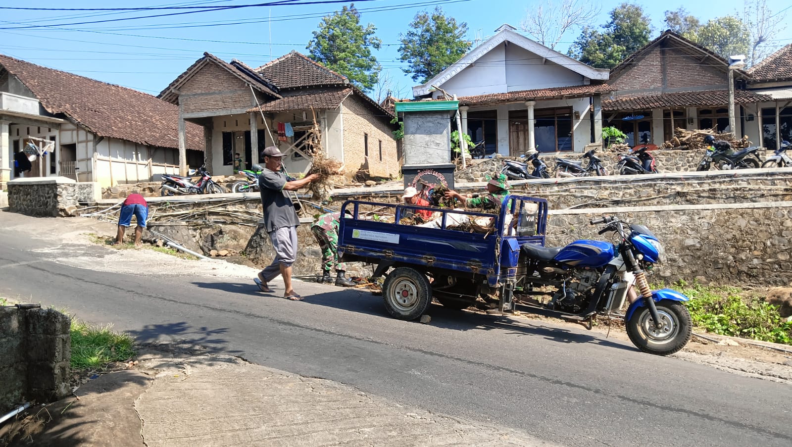 Jelang Penutupan TMMD 122, Anggota TNI dan Warga Lakukan Kerja Bakti