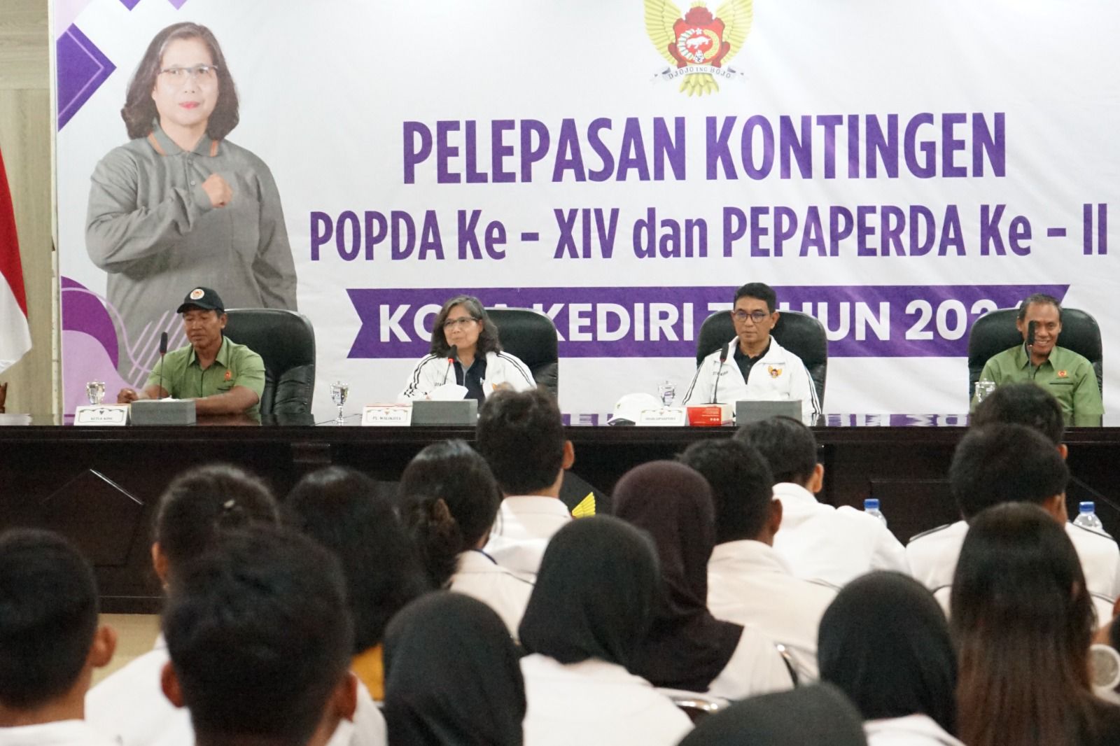 Lepas Atlet Kota Kediri Ikuti POPDA XIV dan PEPAPERDA II, Pj Wali Kota Kediri: Jaga Sportivitas, Semoga Bisa Jadi Juara 